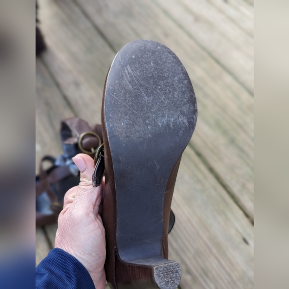 STEVE MADDEN MARY JANE, BROWN STRAPPY HEELS. - Picture 9 of 10